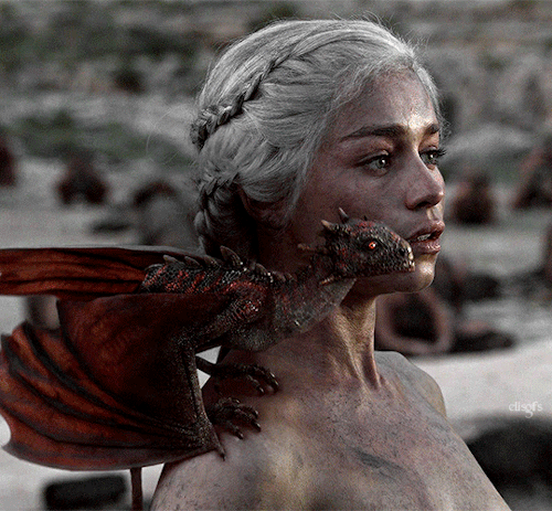EMILIA CLARKE As DAENERYS TARGARYEN GAME OF THRONES 1.10 - Fire And Blood