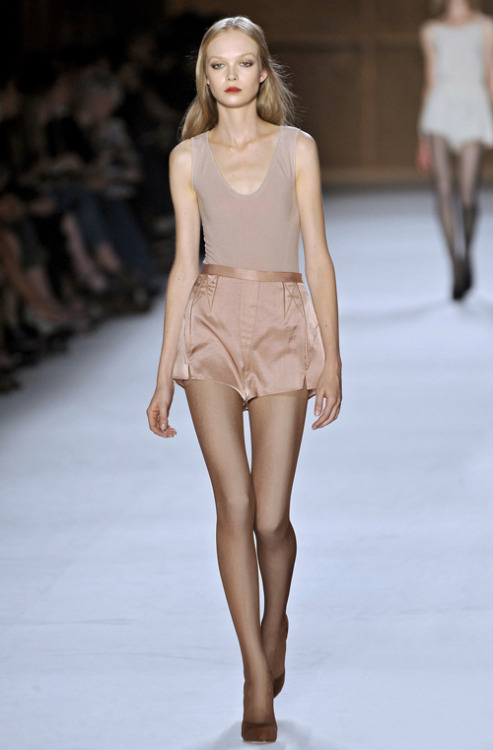 m-eadows:  familiarsadache:    Siri Tollerød at Nina Ricci Spring 2009  Siri is everything 