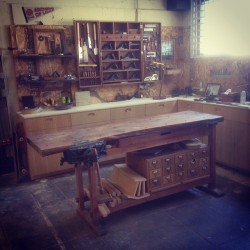peonywoodworks:  ericervinwoodwork:  a clear workspace makes a clear head  Great workshop!