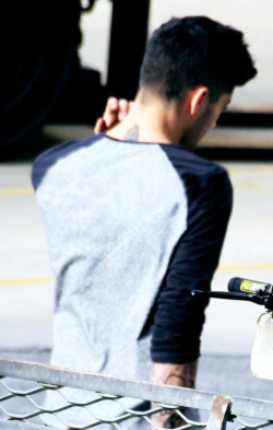 marymedirectioner:Zayn from behind