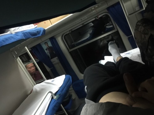 g318bikeman: 卧铺中铺发骚，好想被人看到然后被鸡巴塞满我的嘴