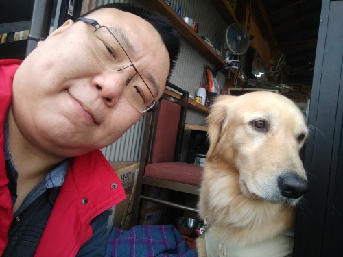 wanosato: toumodajiba: aipangzidexiong: 可爱的狗狗，去日本遇到的  可爱的狗狗，可爱的胖叔叔，当然，更可爱的是胖叔叔的小鸡巴，比一般人青春期前未发育的稚嫩小阴茎