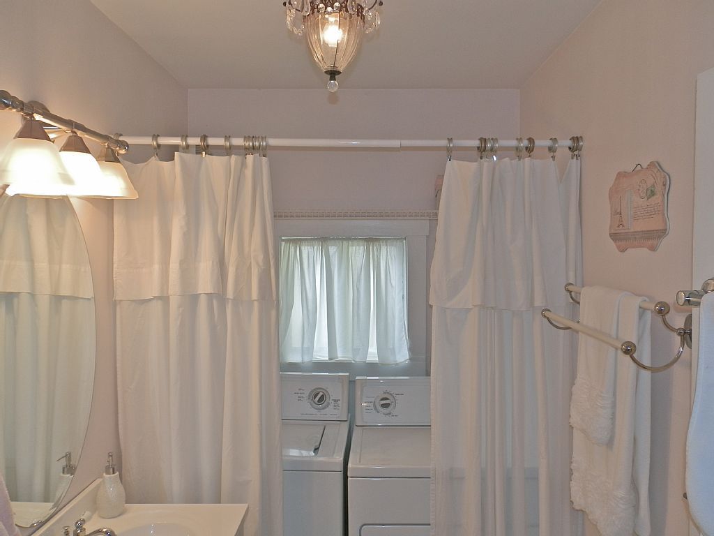 tinyhousetown:A small cottage with a Parisian-themed interior 