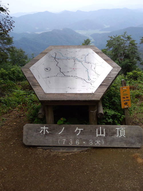 ホノケ山（ほのけやま、Mt.Honoke、標高736.8m）20110703この時で2回目になるが、それなりに登山者がいる山である。往古、越前海岸に聳える国見岳、厨城山、鉢伏山、愛発山と、ノロシをあげ