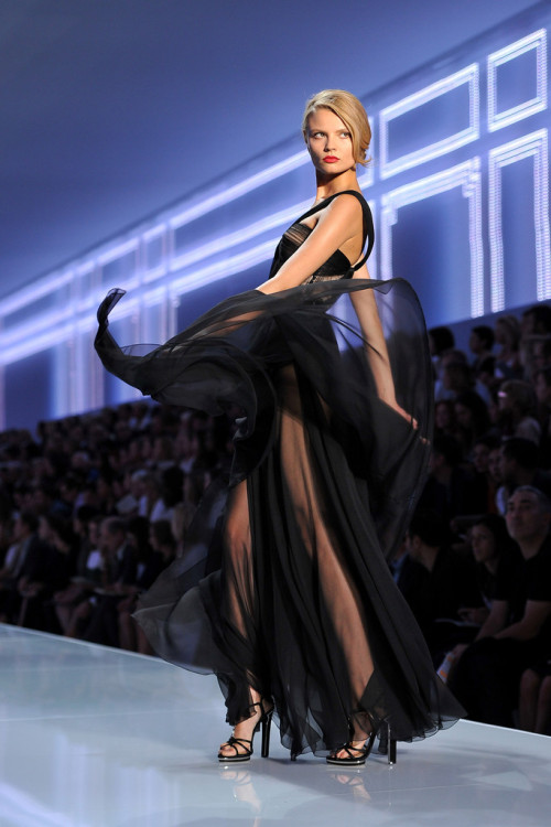 lelaid:  Magdalena Frackowiak at Christian Dior, Spring/Summer 2011 