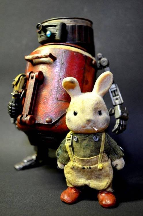 dollsahoy:theinturnetexplorer:Dude turns little bunny toy into a battle hardened warrior.…cli