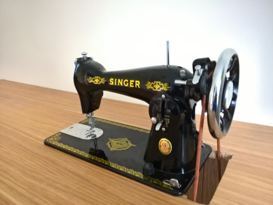 Thread breaking on Singer 66 - after about 3 turns of the hand crank, the  thread breaks. Not sure what to check any ideas? : r/vintagesewing