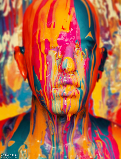 Painting Self Portrait. Photo and model: Noam Galai