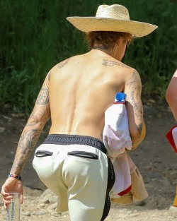 fuckmebiebs:Bend over daddy I wanna taste that hairy hole 