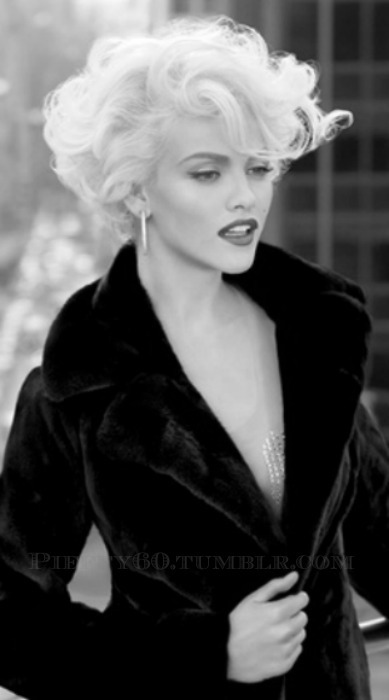 VAMP DREAMING IN HOLLYWOOD