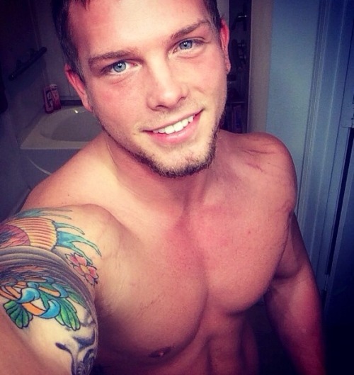 my-uncut-cock-caught-candid:  sjcollegeboi:  well, yes please! texasfratboy:  totally hot muscle stud with adorable smile!  and love those blue eyes!    I think I am in love!