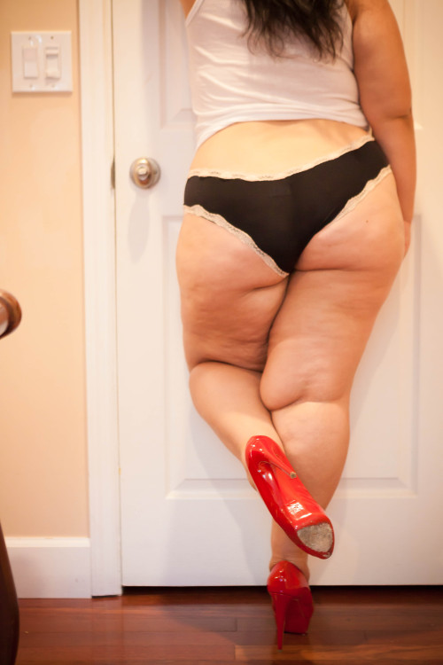 hipsncurvesplus - hipsncurvesplus - Can you tell I love my red...