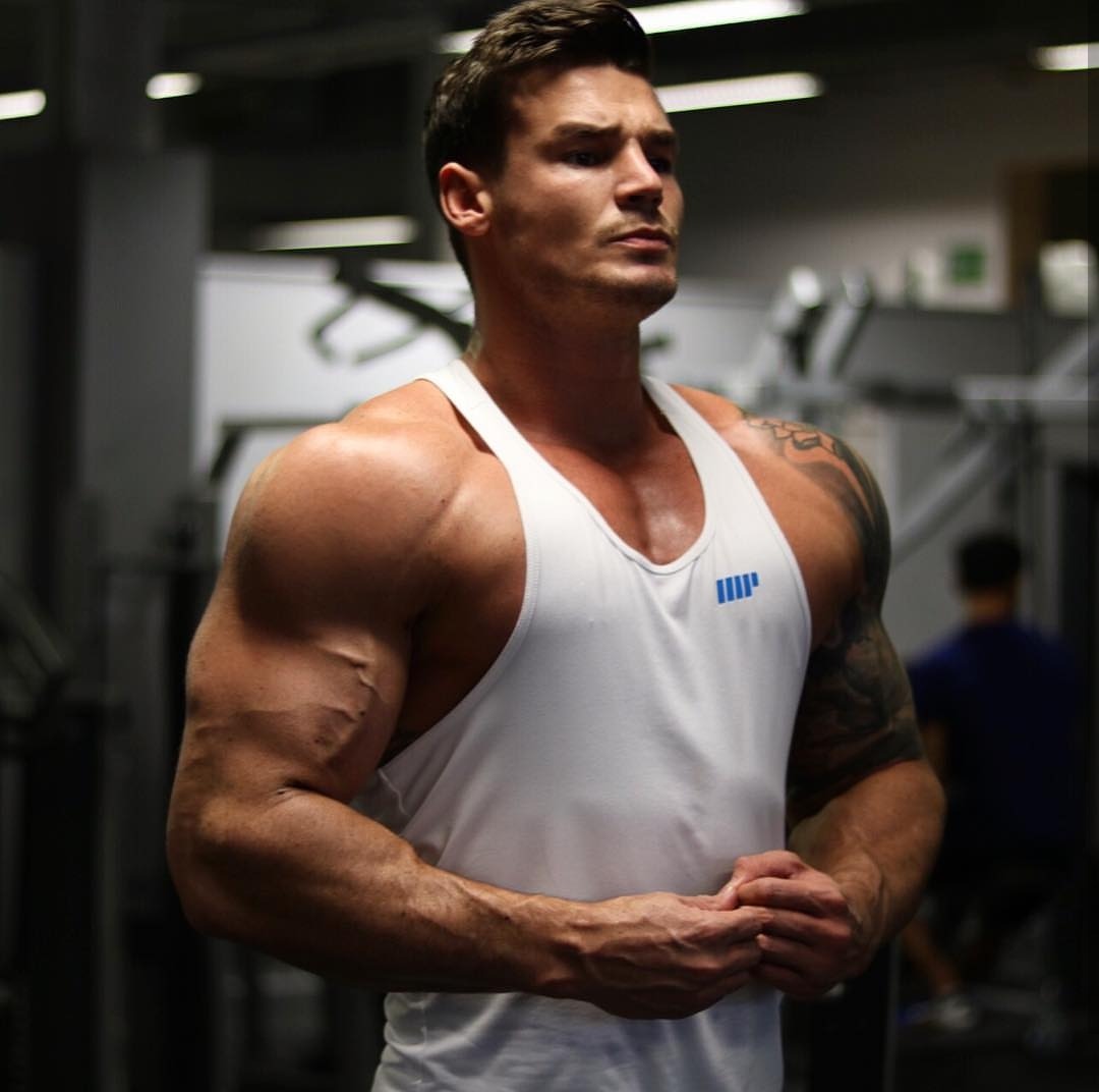 dafyddbach:  Miles Leask of the UK.  For more muscle hunkery follow @dafyddbach