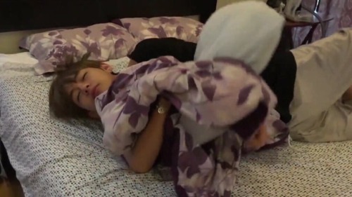 jungkiller: i’ve never wanted to be a pillow this bad