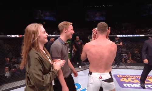 ildirigente:  Michael Bisping shocks the world with 1st-round KO of   Luke Rockhold to become Britain’s first UFC champion. 