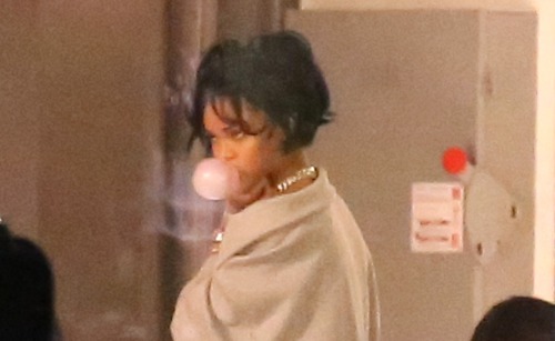 robyncandids: Rihanna on set of a photoshoot in Los Angeles (Aug. 28)