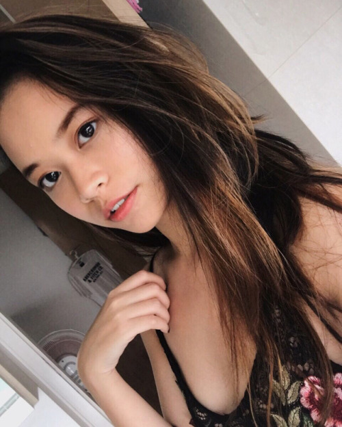 premium-sg-girls-xmm: Very curvy SG girl Imagine her staring into your eyes while sucking you dry&he