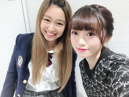 中井りかさんのツイート: めずらしく同年代に懐かれてる？絡まれてる？わたし。。。の図 怖がってる？、、のか？← メンバーでもそんなよく写真とかとらんのに。。。 謎だ。みんなSR見にきてくれて