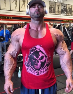bearmuscleworship:  Damn those veins