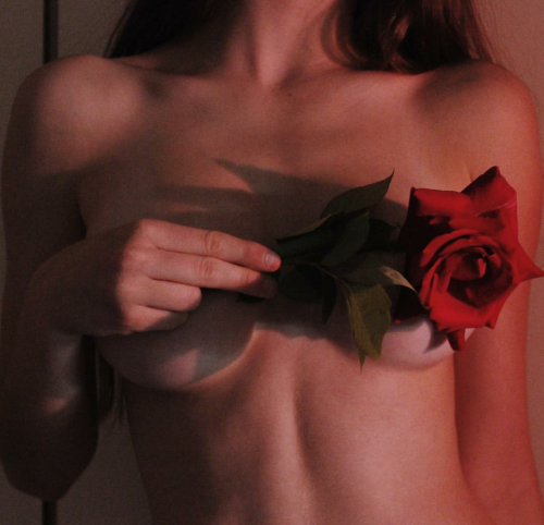 genterie: source: unknown La misma perfección, la misma sensualidad, el mismo erotismo