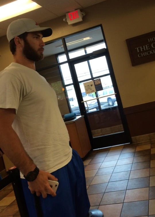 midwestmonstercocks: Gym shorts, baseball cap, bulge….I’m in heaven  