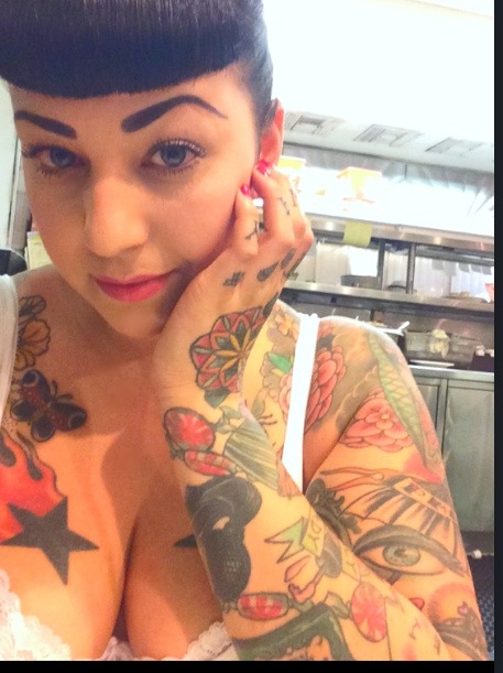 smirkylittleshit:  Instagram Missjessejean   3am lonely girl pancakes *Mels Diner*