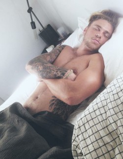 studsnpuds:  American skier Gus Kenworthy, son of an English mother and an American father, asleep with his penis flipped up against his belly exposing the tip of his wrinkly foreskin.  The American father clearly lost that argument.