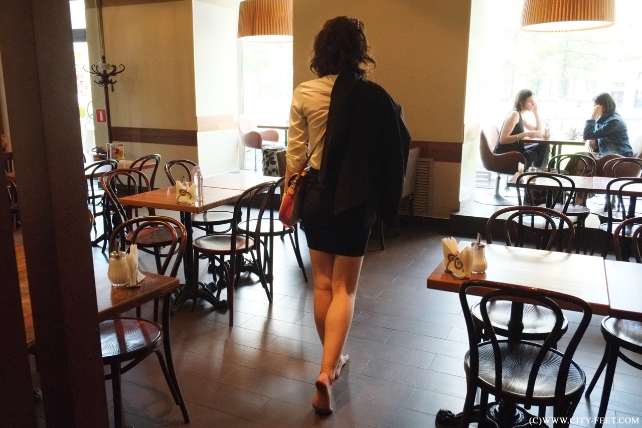 dreckigefuesse:  barefoot-slut:„The tinkling of my heavy labia rings is directing