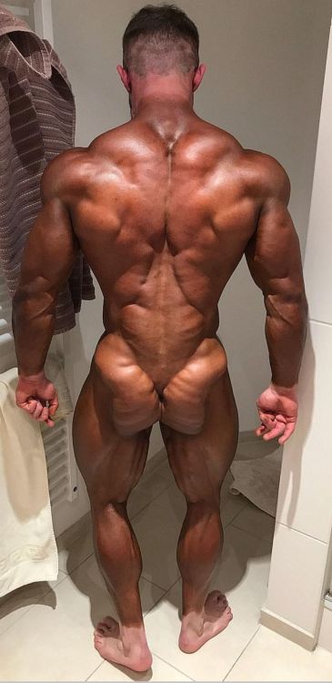 hugemuscle:Shredded AF.  🔥 