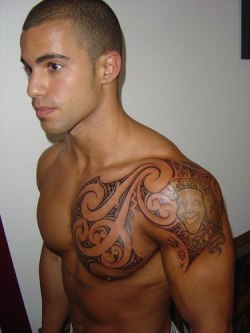 2sthboiz:  HAWT MAORI LAD AND TRIBAL INK