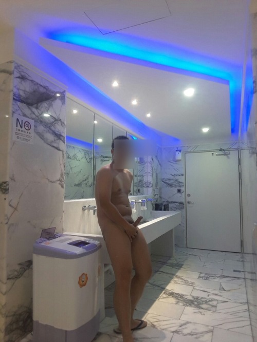 p16k: a966756: 第一次貼裸拍作品！請大家多多包涵~ 在膠囊旅館的浴室！ 正