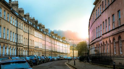 Walking in the streets of Bath is a way to see and get to know classical English towns. Every street