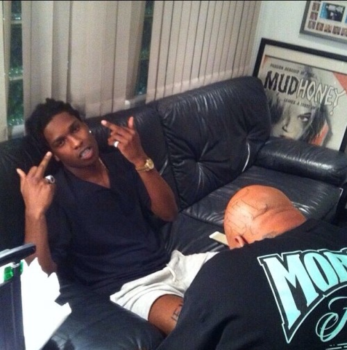 asapworldwide:  A$AP Rocky getting a new tattoo. 