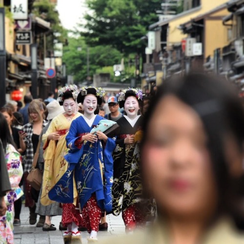 La belleza se abre paso entre la multitud con sonrisas y colores. #Japoneando #Travelgram (at Gion)