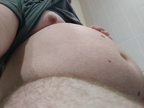 Tummy Tuesday. Still not getting bigger no matter how hard I try ^^