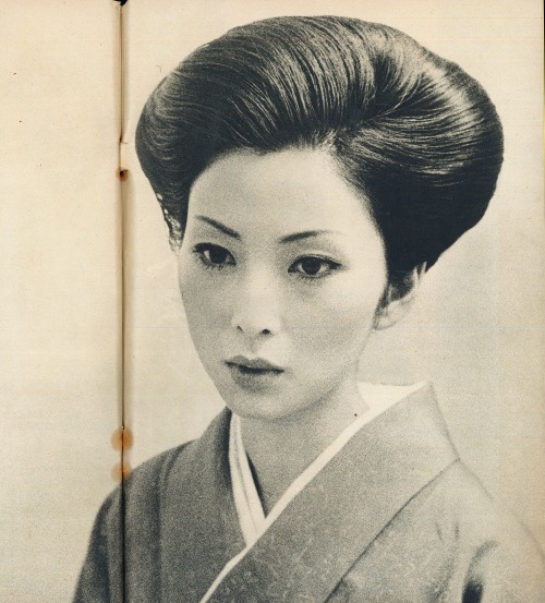fuckyeahmeikokaji:Meiko Kaji (梶芽衣子) Scanned from Weekly Sankei (週刊サンケイ) magazine March 18, 1976.http