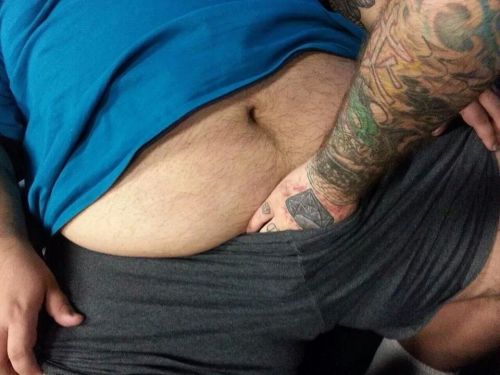 travelbimarried:  stockycubboy:  You find it? ;-)  That body is hot and the hand woof 