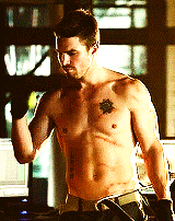 leave-me-hypnotized-love:  I watch for the plot → ‘Arrow’ Edition 