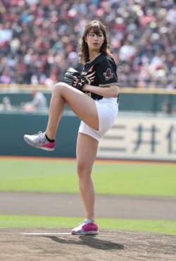 carudamon119:  稲村亜美　９球団目始球式　ノーバン９７キロも自己最速更新ならず