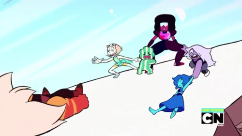 mintsdorkcove:  excuse me why is no one talking about this  Pearl:Oh fuck.Welp,shes dead.