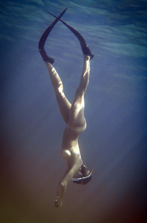 nakedologiest:  The ocean is calling 