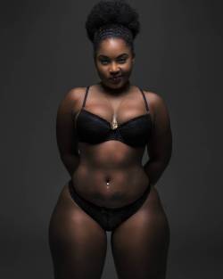 smokeloud-insilence:  luvisblack:  #LuvIsBlack #BeautifulBlackWoman #FullBeauty #Curves   OMG