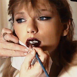 taylor-svift: What we are doing right now is a glitter lip that I’ve seen on, like you know, in shoo