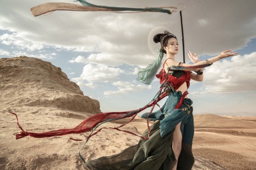 ziseviolet:mushroomtale:真的菜菜 Photoshoot depicting dunhuang-style feitian/飞天 (apsaras).