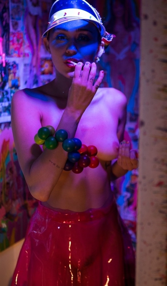 worlds-sexiest-women:Miley Cyrus