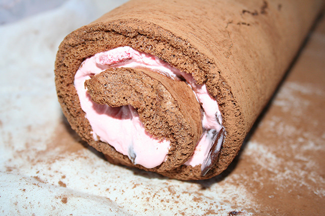 foodffs:  Roll With It: How To Make An Ice Cream Roll Cake Follow for recipes Get