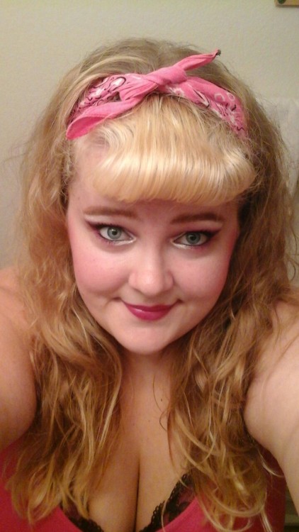 a-god-awful-small-affair:  Even dead pin up girls like feeling special💖