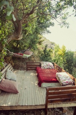 peaceful-moon:  babyspice02:  Does this count as a tree house?  no but it counts for where i would like to be right now 