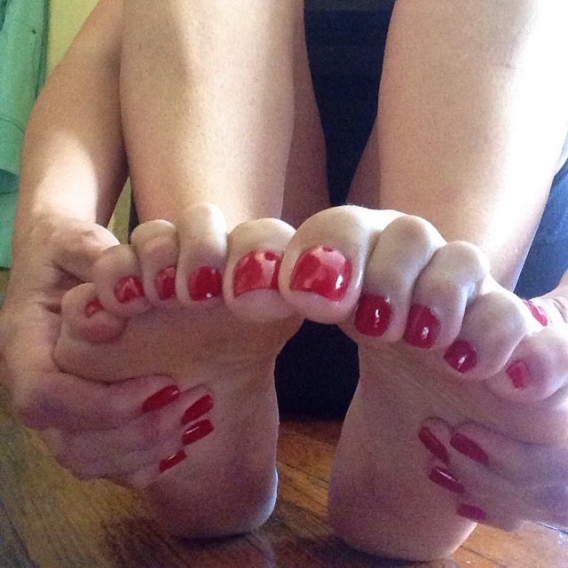 sexyredtoes:  Red nails #manipedi #pedicure #paintednails #redtoes #prettyfeet #prettyhands