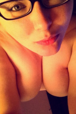 redheadslutt:  redheadslutt:  Lips and boobs 😘😘  Some of my favs
